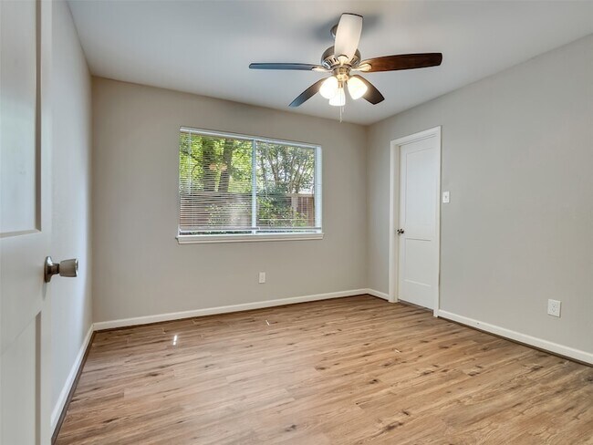 Building Photo - 2030 Lone Rock Dr