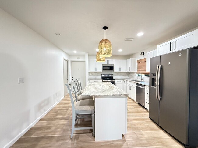 Building Photo - IMG Golf Course 2/2 Condo at Valencia Gard...