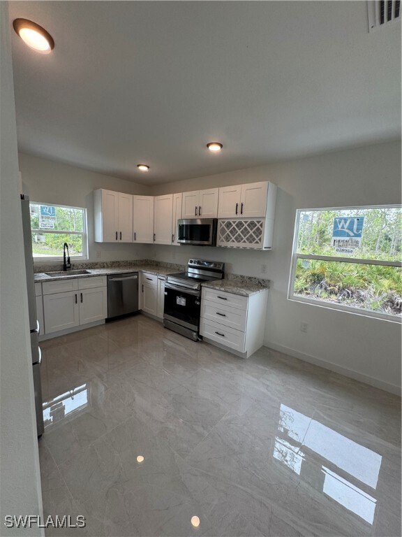 Building Photo - 27189 N Twin Lakes Dr