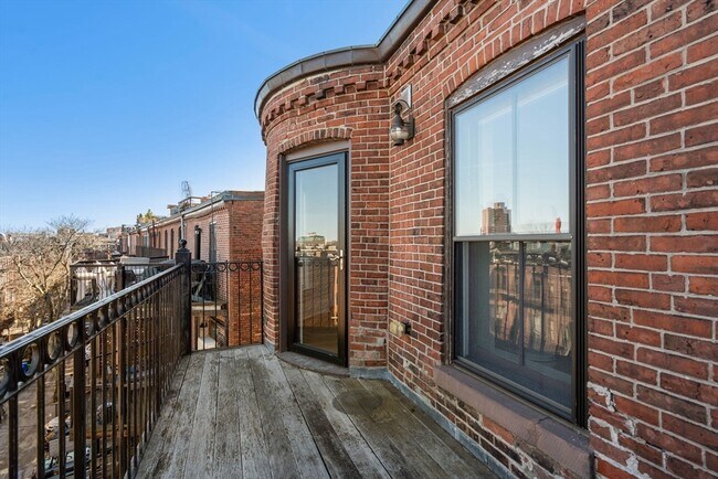 Building Photo - 131 Pembroke St