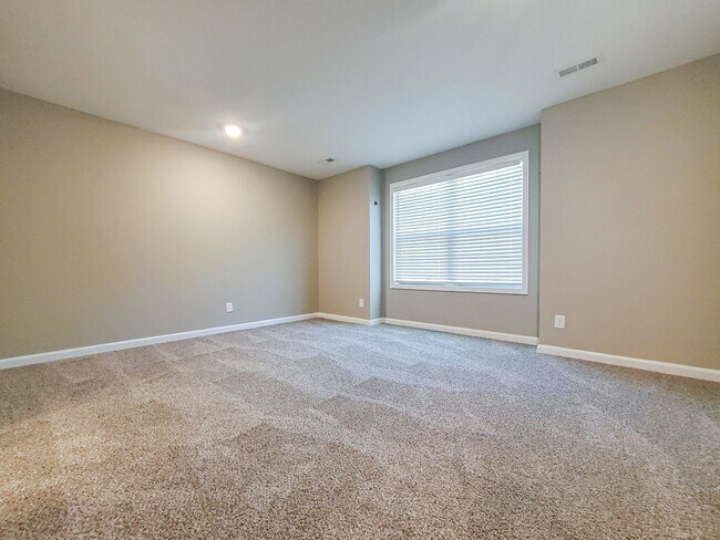 Building Photo - Two Bedroom with Garage on Exit 11!