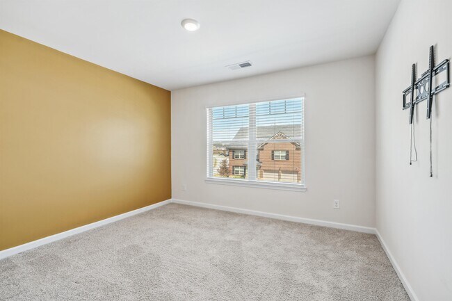 Building Photo - 3092 Hawthorn Farm Blvd