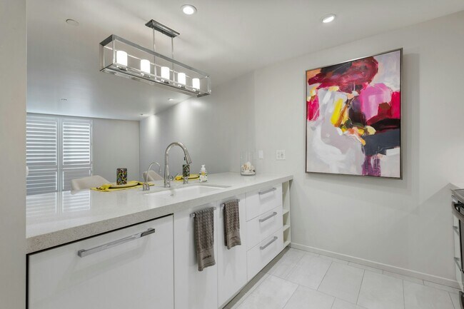 Building Photo - 565 Esplanade