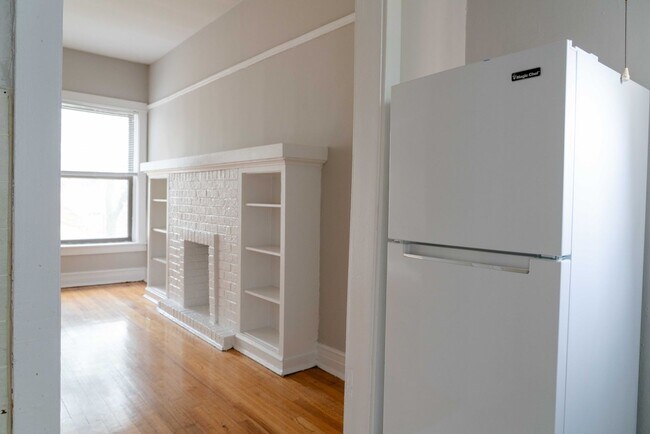 Building Photo - Uptown / Ravenswood - Studio - w/ Decorative Fireplace