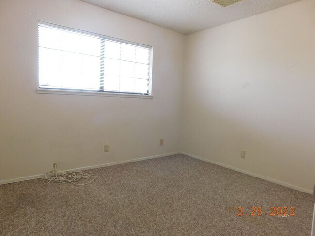 Building Photo - Place 616 W Graaf Ave