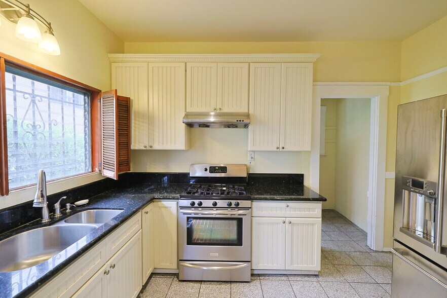 Building Photo - 1452 W 29th St