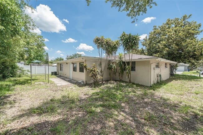 Building Photo - 7911 Foxwood Dr