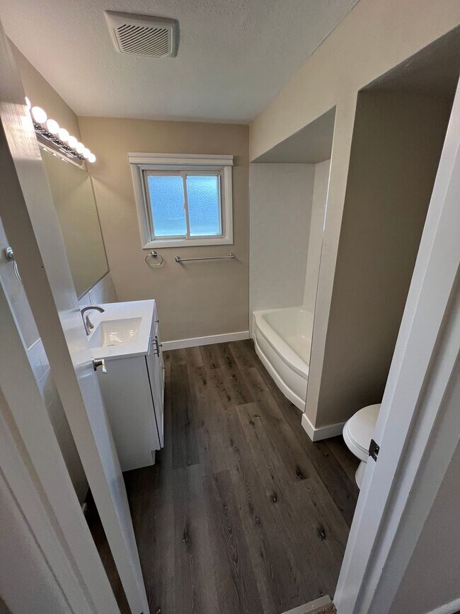 Building Photo - Modern 3-Bedroom, 1.5-Bath Home with Private Office & Large Patio