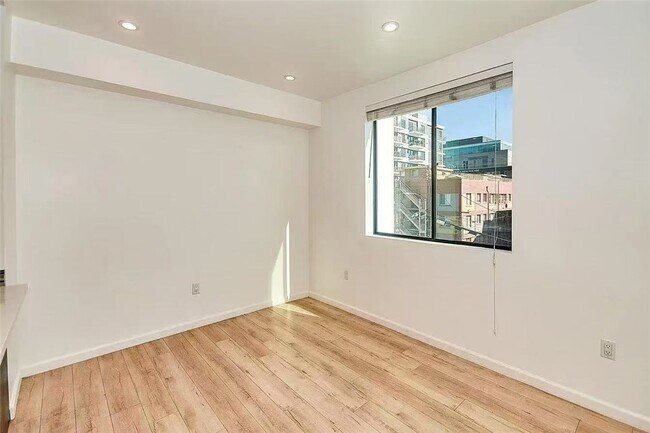 Building Photo - 137 W 6th St