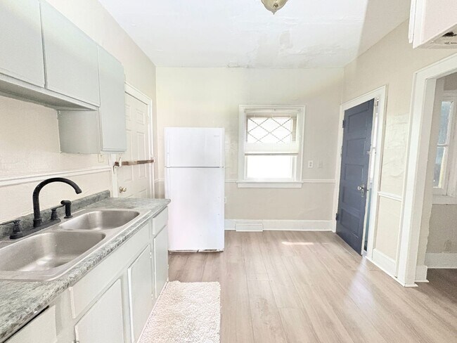 Building Photo - 303 Hillwood Dr