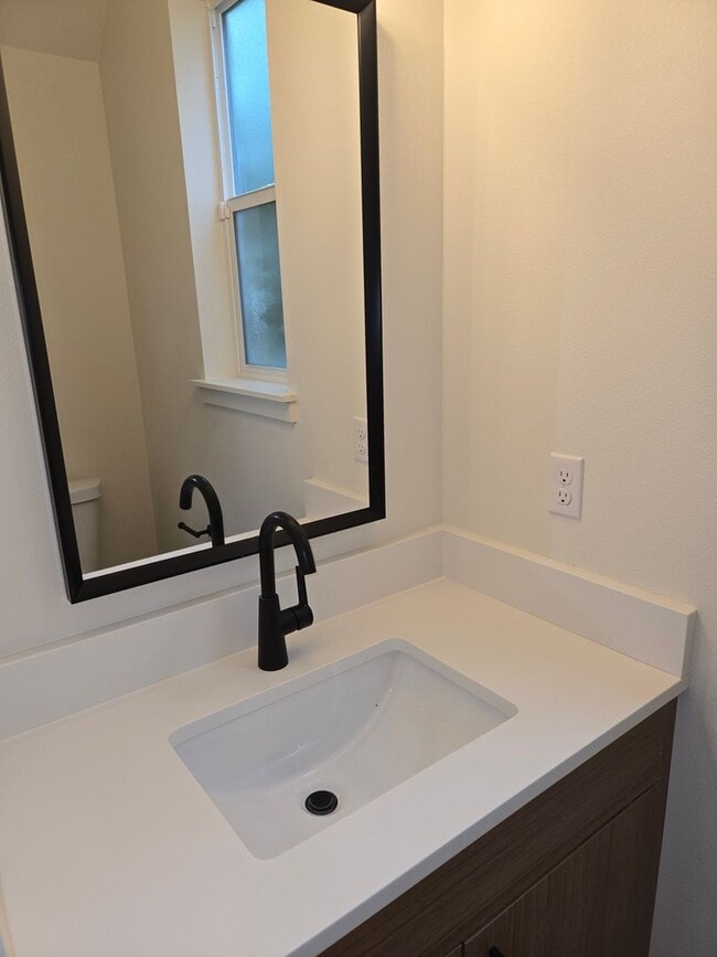 Building Photo - Sleek & Chic! 2 level 2 Bed/1.5 ba 814 Sf