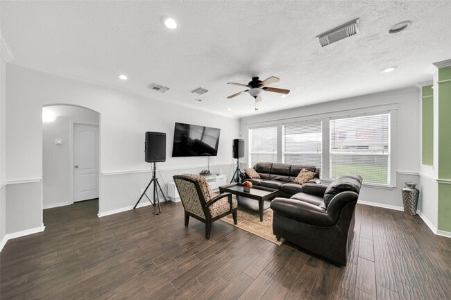 Building Photo - 5522 Brookhollow Oaks Trail