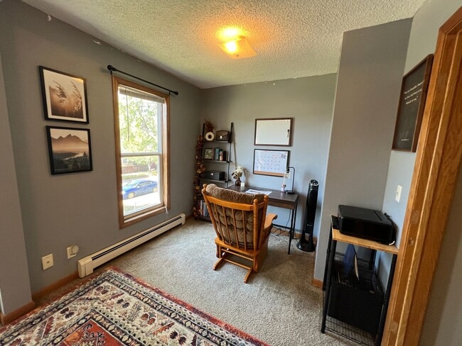 Building Photo - Upper Level 2 Bedroom Apartment - AVAILABLE JUNE