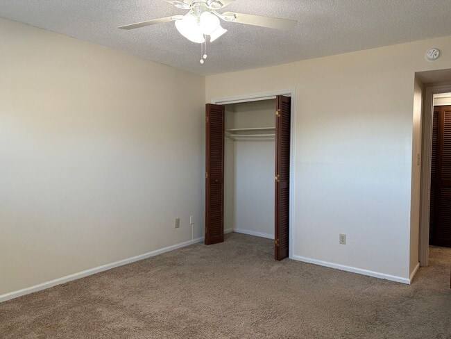 Building Photo - 1 Bedroom, 1 Bathroom Condo in High Point!