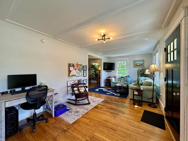 Building Photo - $3,900 - 3BD/2BA Single Family Home - Falmouth w/ Heated 2-Car Garage, W/D & Large Backyard! Avai...