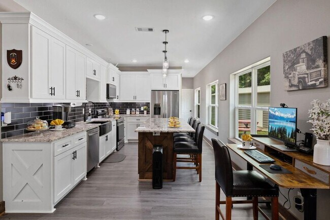 Building Photo - 376 Jill St