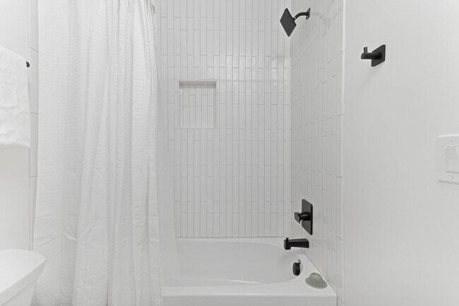 Building Photo - 761 Lynwood Ave