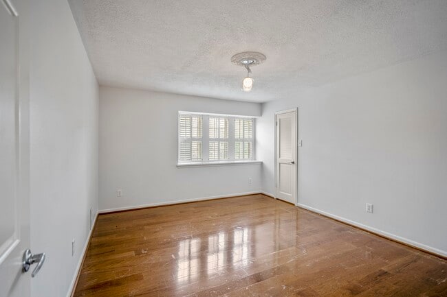 Building Photo - 16611 Brenton Oaks Dr