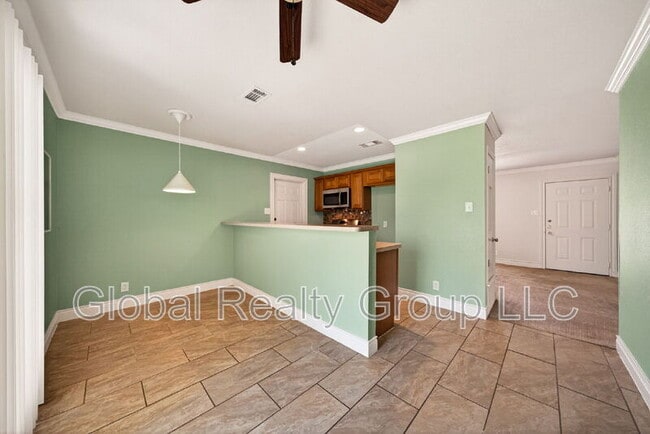 Building Photo - 517 Oak Dr