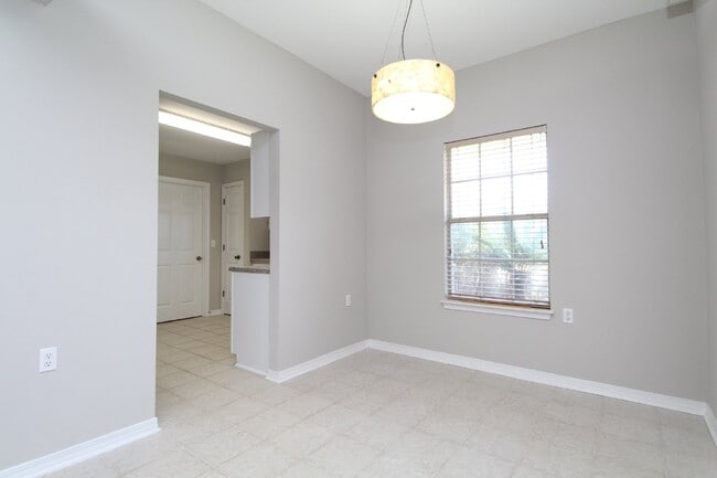 Building Photo - Northeast Pensacola 3/2 with Garage, Sunro...
