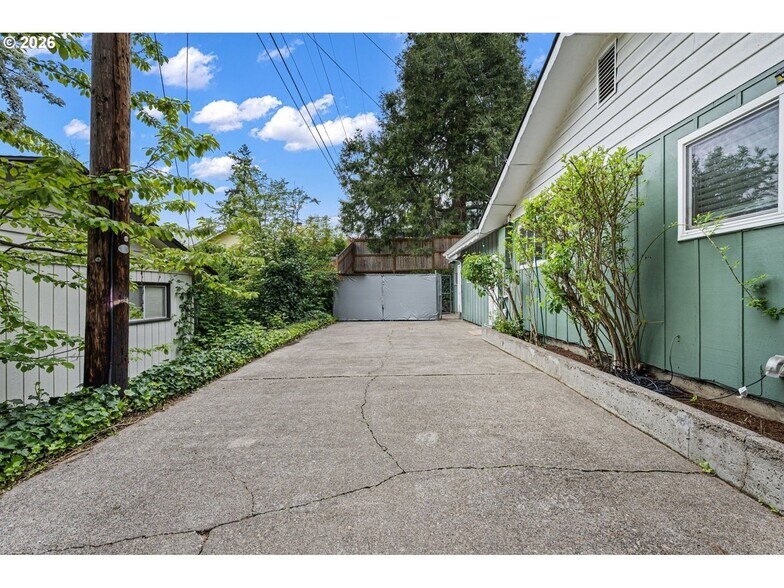 Building Photo - 1255 E 30th Ave