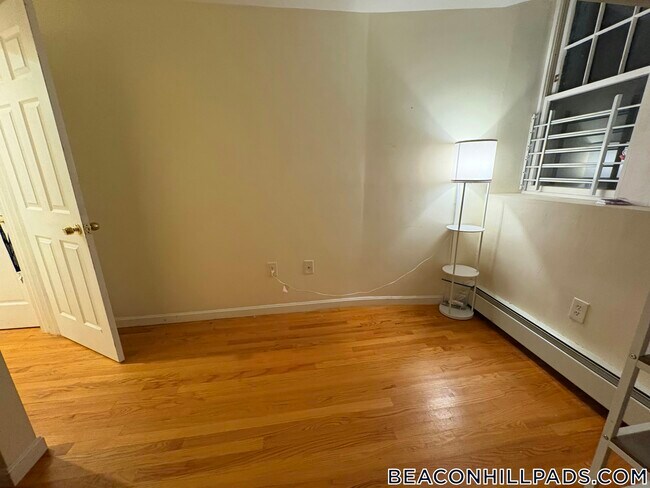 Building Photo - 28 Phillips St