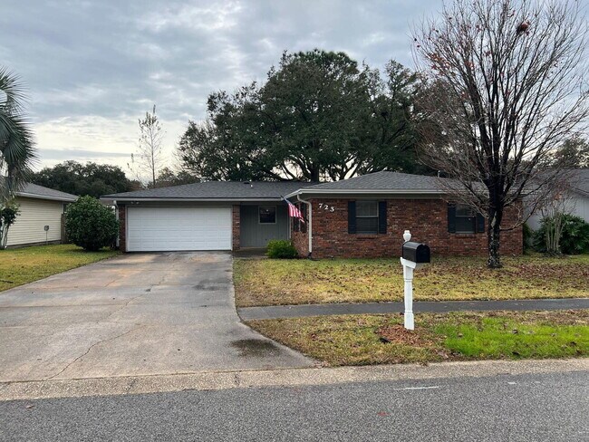 Building Photo - 723 Clark Dr