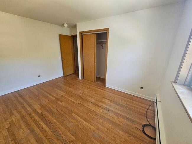 Building Photo - Charming Two Bedroom / 1.5 Bath