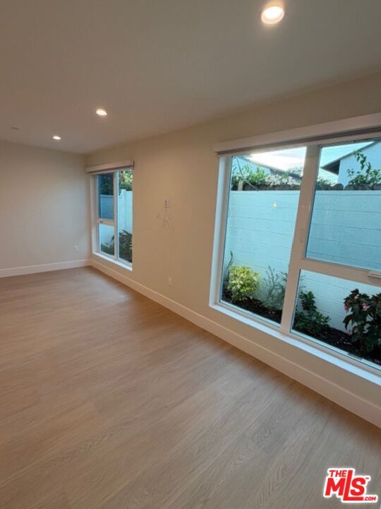 Building Photo - 5191 1/2-5191 1/2 Lindley Ave