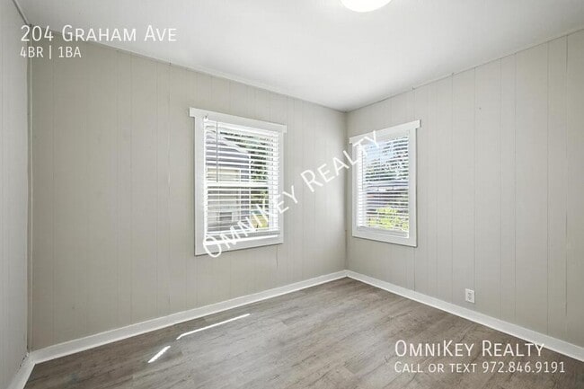 Building Photo - 204 Graham Ave