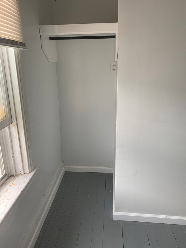 Building Photo - 3-5 Bedroom House Near York College-York C...