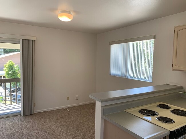 Building Photo - Pauoa Valley- utilities included!
