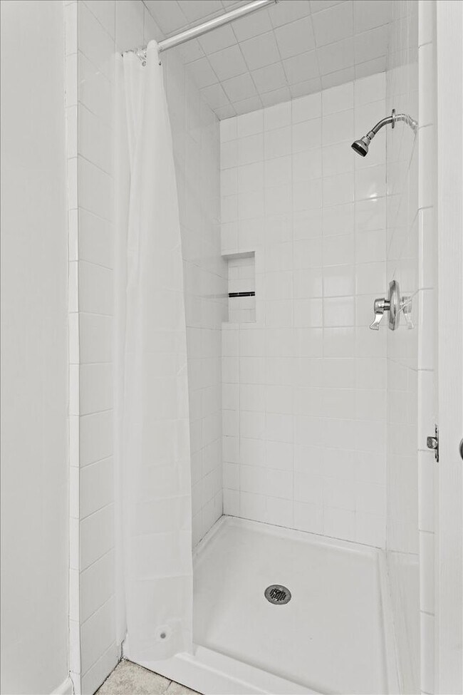 Building Photo - One Bedroom Unit In The Heart Of Koreatown!