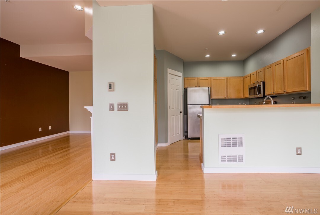 Building Photo - 3500 E Lake Sammamish Pky SE
