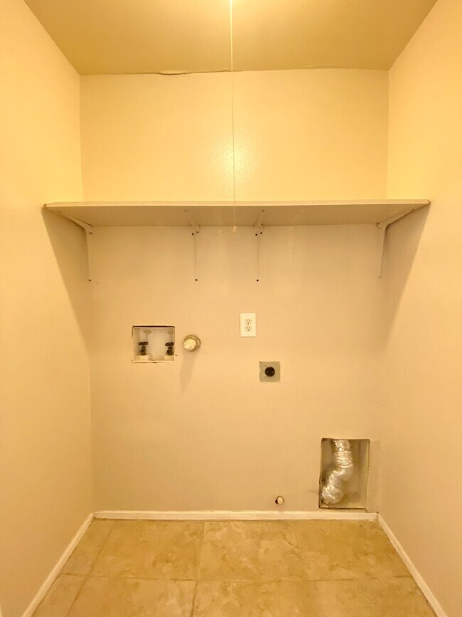 Building Photo - CUTE and COZY - MUST SEE HOME