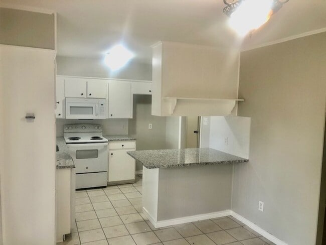 Building Photo - $500 OFF MOVE IN SPECIAL-SOUTH BOSSIER IN ...