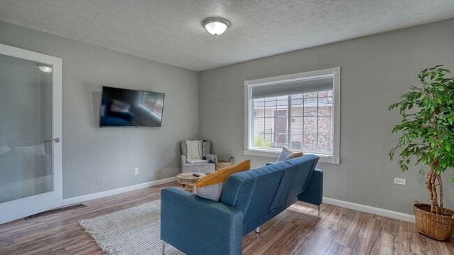 Building Photo - 2-bedroom/1 bathroom, parking included