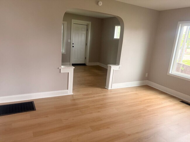 Building Photo - Newly Updated 2-Bedroom, 1 bath | Modern Finishes | $1,250/Month