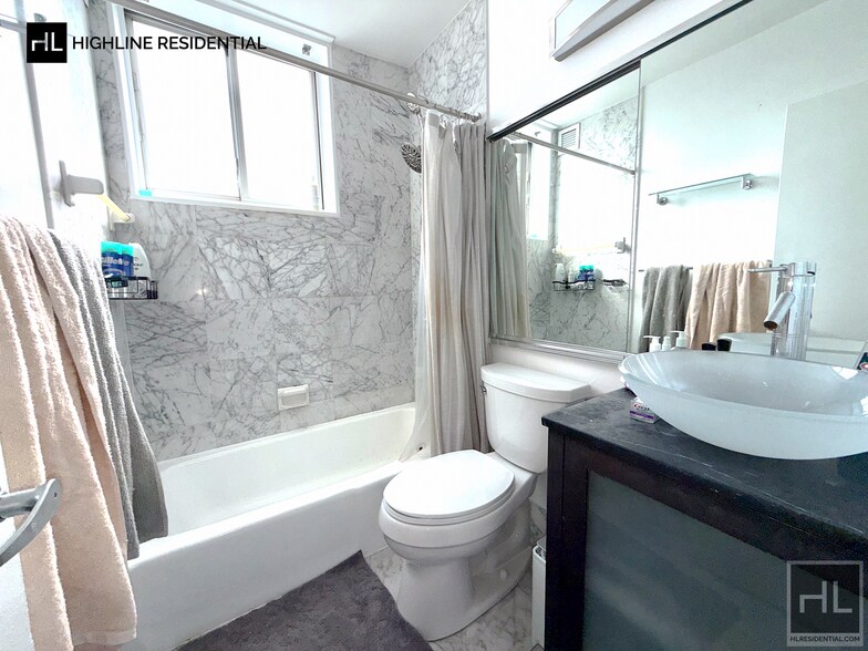 Building Photo - 220 E 65th St