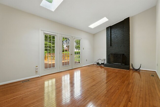 Building Photo - 14720 Peachwood Dr