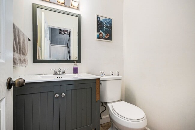 Building Photo - 1921 Williamsburg Dr