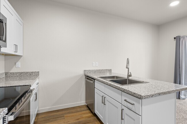 Building Photo - 2028 Sunset Dr