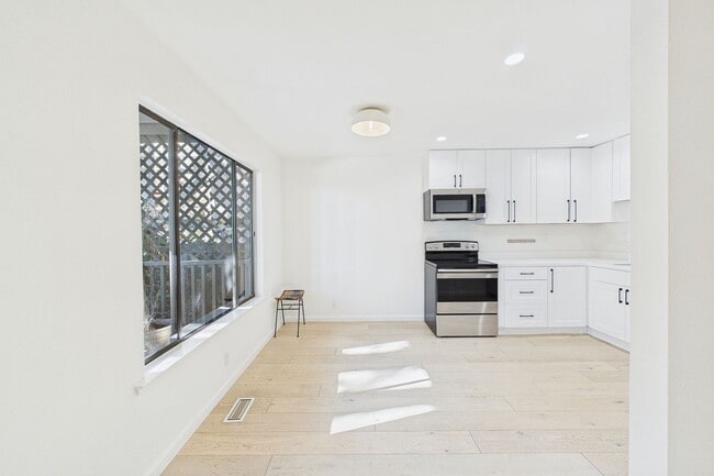 Building Photo - Quiet, light-filled 2BR condo with a private south-facing deck,