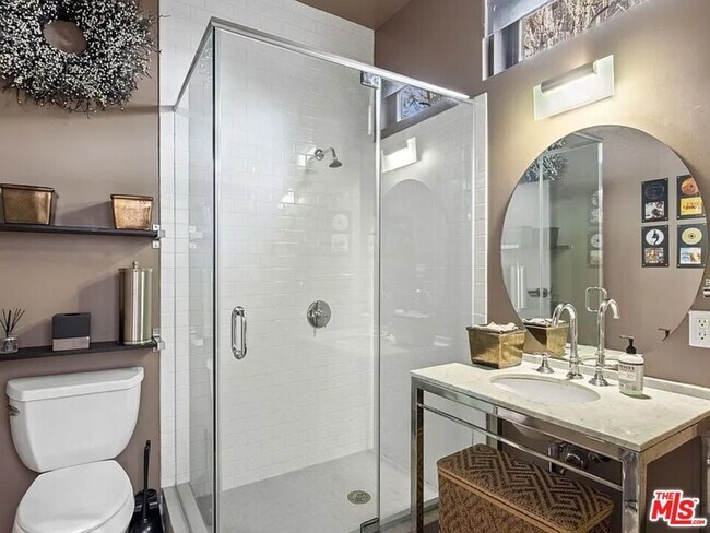 Building Photo - 815 Hampton Dr