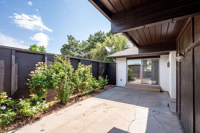 Building Photo - Charming Townhome