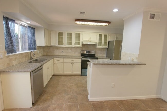 Building Photo - 6511 Kenyon Ln