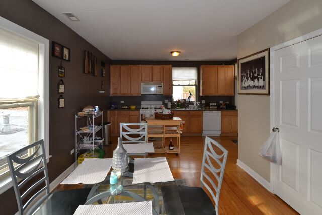 Building Photo - 5214 N Sawyer Ave