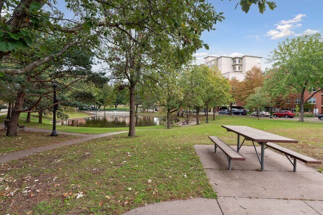 Building Photo - Spacious Top-Floor 1BR on Beautiful Iris Park!