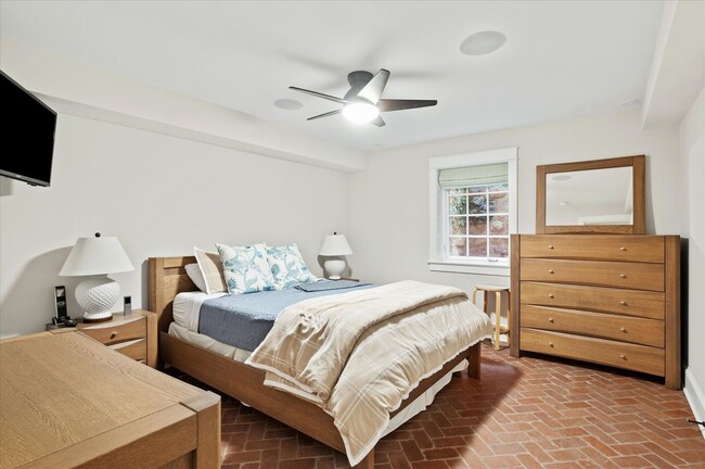 Building Photo - Exceptional Living in the Heart of Arlingt...