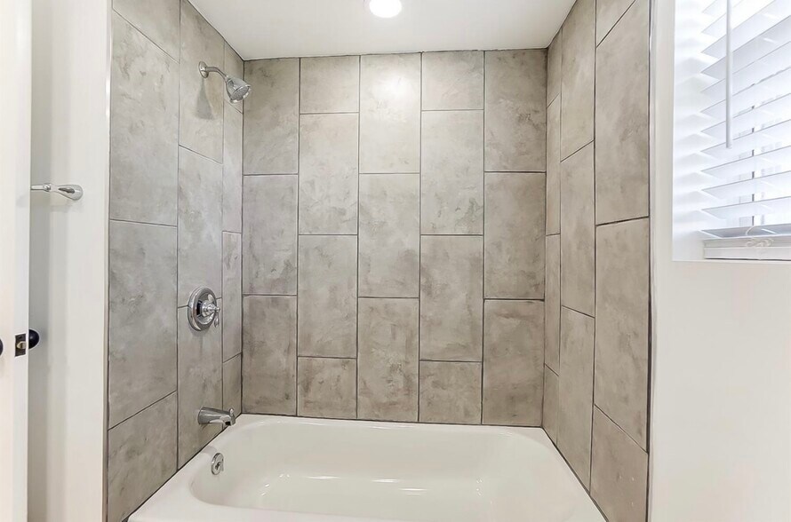 Building Photo - 4936 Kelsch Ln